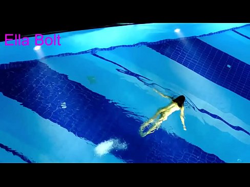 ❤️ Ùn possu micca piantà di fighjulà, ghjovana bionda catturata nuda in piscina ELLA BOLT ☑ Porno à noi
